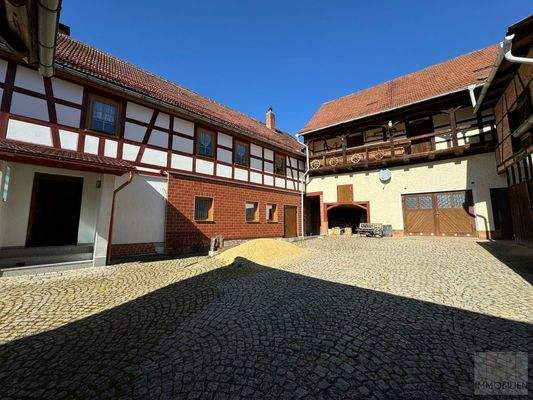 Innenhof – Wohnhaus und Scheune mit Garage