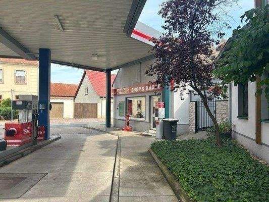 Gesamtansicht mit Tankstelle