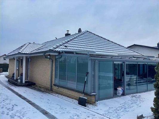 Seitenansicht mit Eingangsbereich