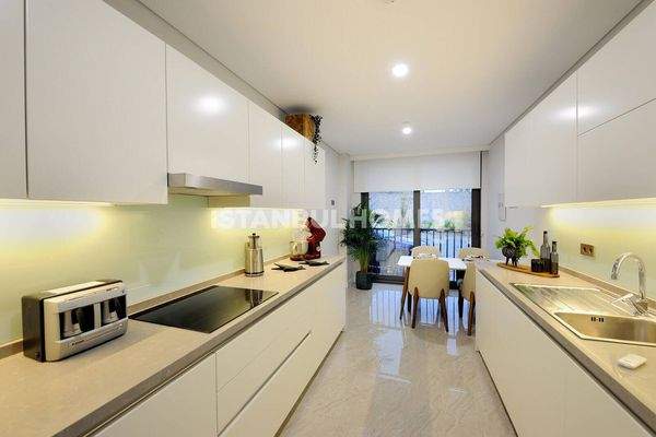 Contemporary Real Estate in Luxury Complex in Atasehir