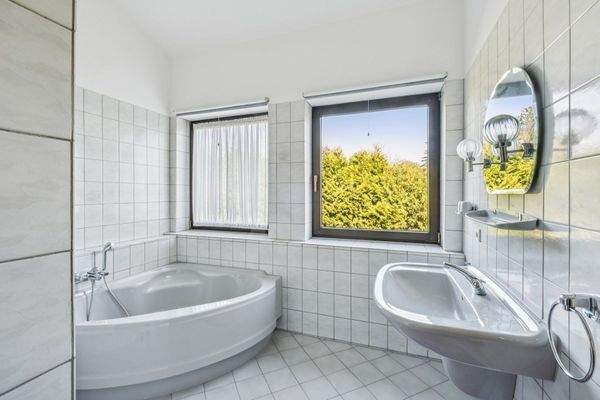 DACHGESCHOSS – BAD MIT WANNE UND DUSCHE