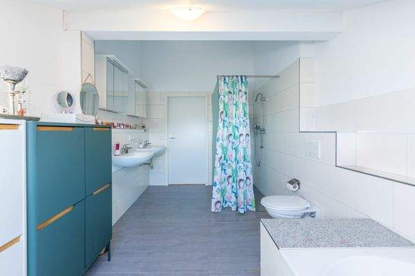 Badezimmer im OG mit Dusche, Badewanne, Fenster, Doppel-Lavabo, WC