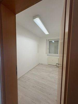 Hauswirtschaftraum mit Waschmaschinenanschluss