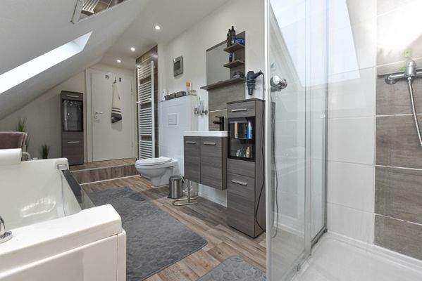 exquisites Vollbad mit freistehender Badewanne