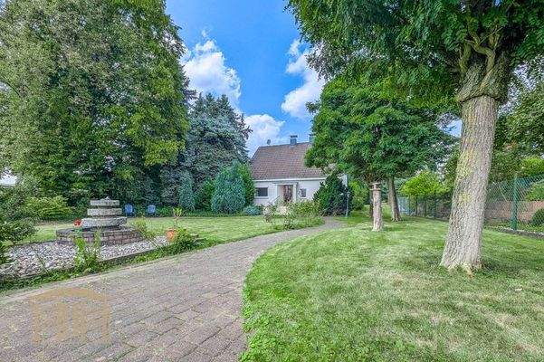 Außenansicht mit Zuwegung