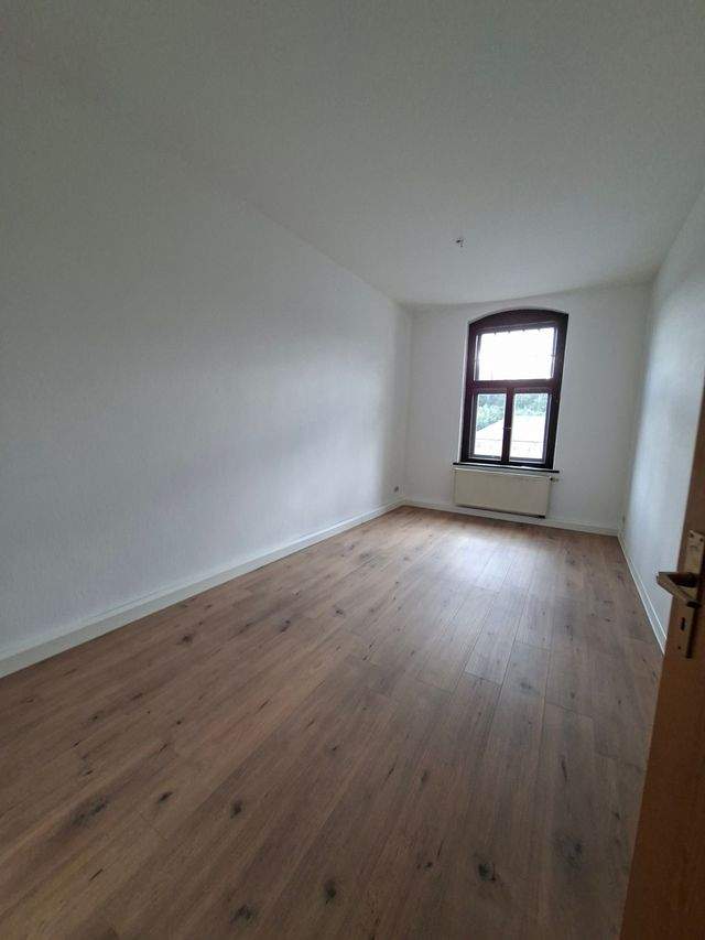 Großzügige, helle 3-Raum-Wohnung mit Erweiterungsmöglichkeit um eine zusätzliche 1-Raum-Wohnung – zentral am Marktplatz in Hartenstein - Foto 4