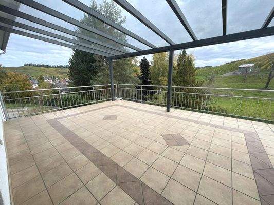 überdachte Terrasse mit genügend Platz zum Spielen, Relaxen, Essen und Feiern