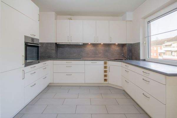 Moderne Einbauküche mit Elektrogeräten  