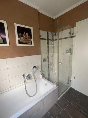 Traumhaft modernes Bad mit Dusche!