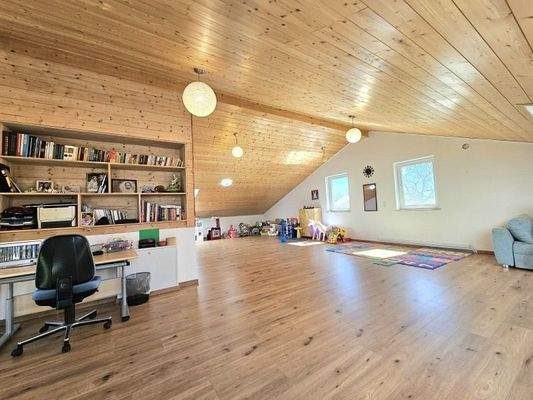 Großer Mehrzweckraum im Dachgeschoss