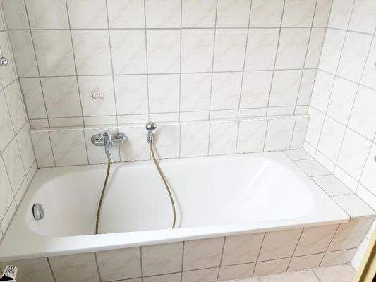 Tageslichtbad mit Wanne, WC und Waschtisch