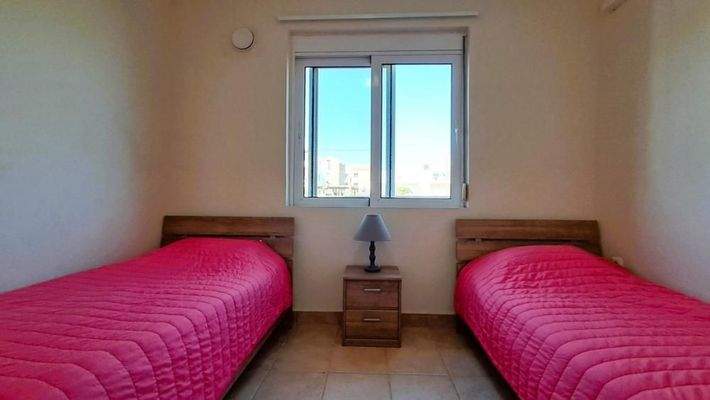 Kreta, Maleme: Erdgeschoss-Apartment mit 2 Schlafzimmern, Garten und Gemeinschaftspool, nur wenige Schritte vom Strand entfernt