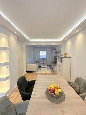 Blick durch Wohn- und Esszimmer