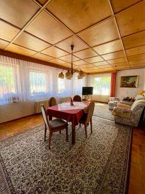 großes Wohnzimmer im Erdgeschoss