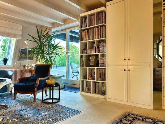 Wohnbereich mit Zugang zur Dachterrasse