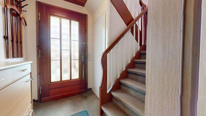 Eingangsbereich mit Treppe zur Wohnung im DG