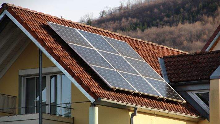 Die Südseite des Satteldaches ist mit einer Photovoltaikanlage versehen