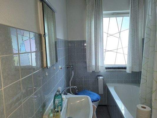 Bad mit Wanne und WC