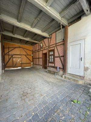 überdachte Hofeinfahrt