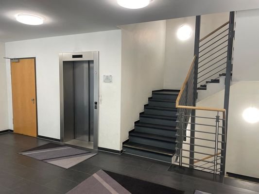 Stilvolles Treppenhaus mit Personenaufzug