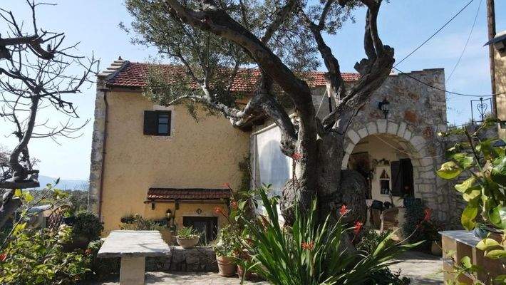 Kreta, Paleloni – Traditionelles kretisches Haus mit ikonischen Steinbögen