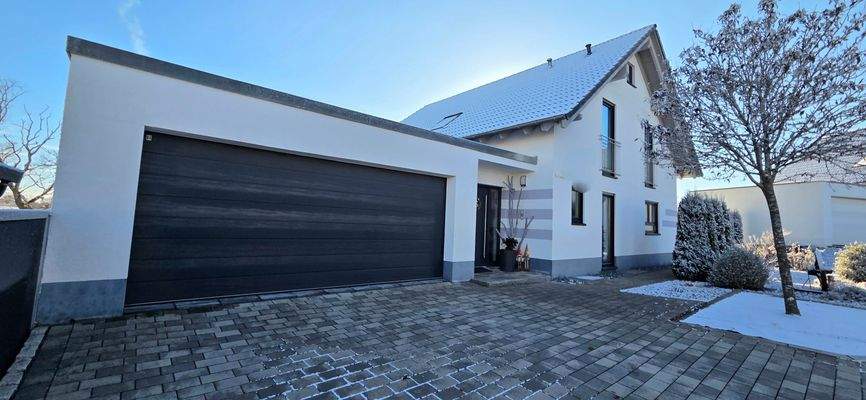 Liegenschaft Straßenansicht 