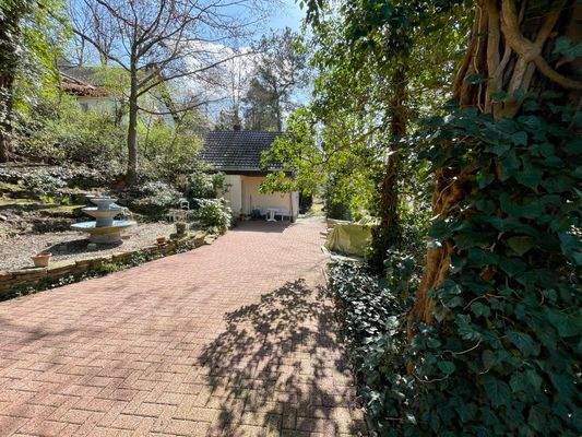 Zufahrt und Hoffläche