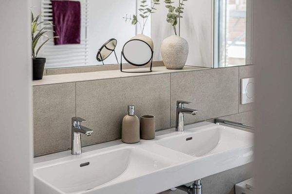 Großflächiger Kristallspiegel, Doppelwaschbecken