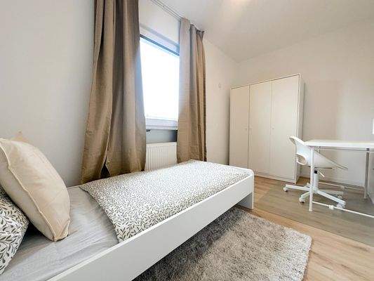 Helles WG-Zimmer mit Schreibtisch