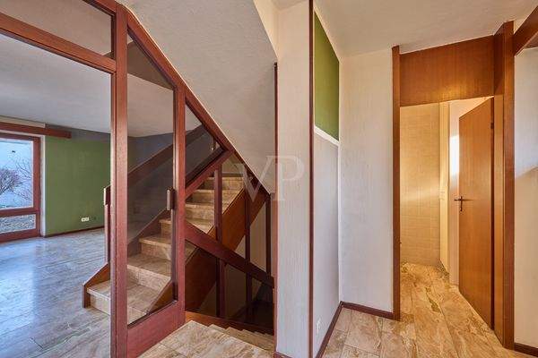 Eingangsbereich mit Blick ins Gäste-WC und Wohn-/Esszimmer