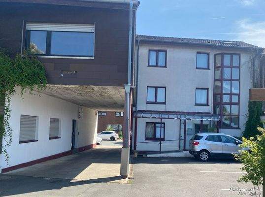 Durchfahrt. Links Haus B, rechts Haus A