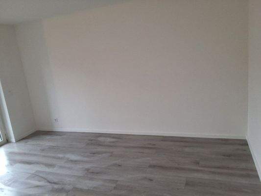 Leerer Raum mit Holzboden