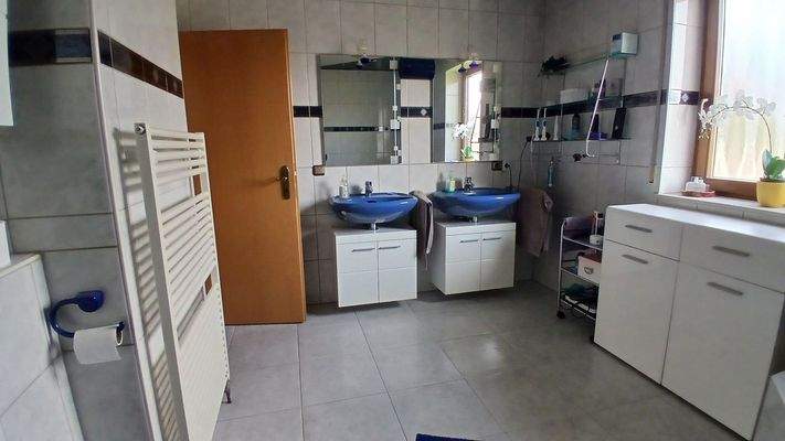 Bad mit zwei Waschbecken