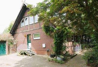 Hausansicht mit Eingang zur Einliegerwohnung