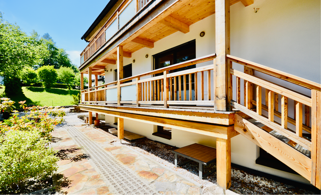 ANSICHT SÜDOST AUF HAUS UND BALKONE