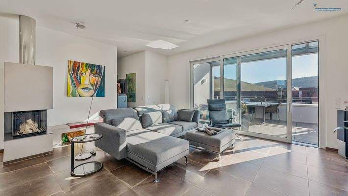 Wohnzimmer mit Ausgang auf die überdachte Terrasse