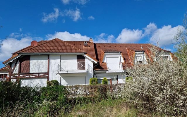 Blick vom Feld auf das Haus