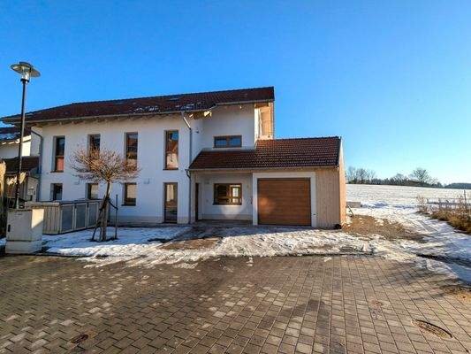 Nordansicht mit Garage und Schuppen