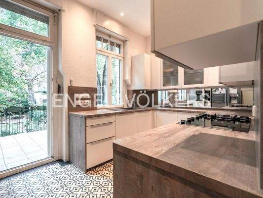 Küche Hochparterremit Ausgang zur Terrasse