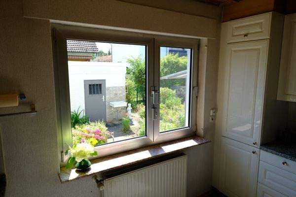 15_Garten, Seiteneingang Garage.jpg