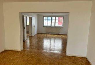 Esszimmer mit Blick ins Wohnzimmer