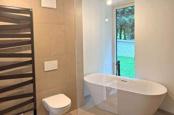 Das stilvolle Badezimmer mit freistehender Badewanne