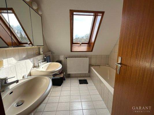 Bad mit Wanne und Dusche