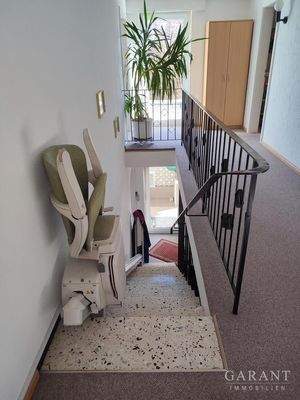 Treppe mit Treppenlift