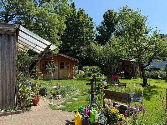 Terrasse mit sonnigem Garten