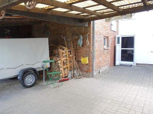 Rückseite_Hof_Carport