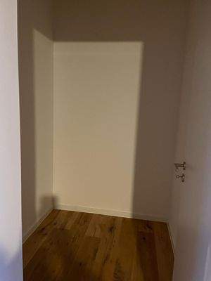 Leerer Raum mit Holzboden