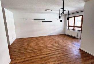 groß und hell mit Vinyl-Boden