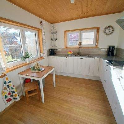 Helle Küche mit Granitarbeitsplatte