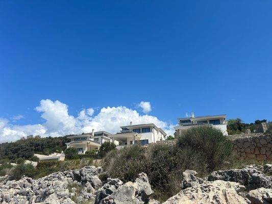 Blick vom Meer auf die 3 Villen